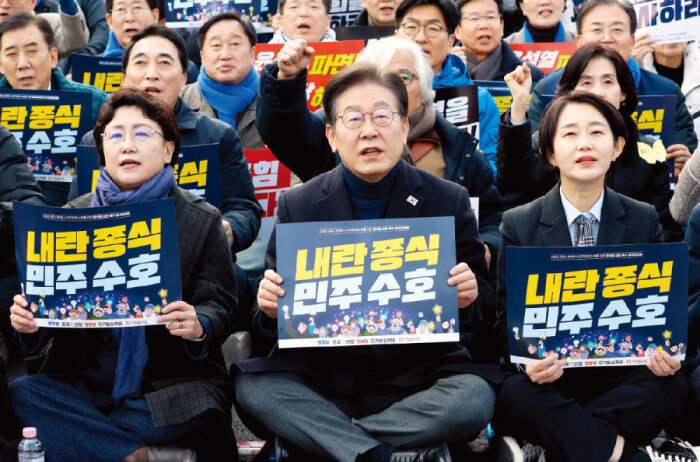 더불어민주당 이재명 대표(앞줄 가운데), 조국혁신당 김선민 대표 권한대행(앞줄 왼쪽), 진보당 김재연 상임대표(앞줄 오른쪽)가 3월 8일 오후 종로구 안국동 헌법재판소 인근에서 열린 야5당 공동 윤석열 파면 촉구 2차 범국민대회에 참석해 윤 대통령 탄핵을 촉구하며 구호를 외치고 있다. [뉴스1]