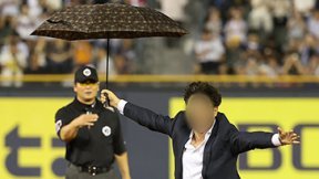 잠실구장 난입한 ‘우산맨’, 결국 벌금형 확정됐다
