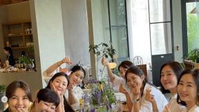 최지우, 50세 생일 위해 신애라·오연서 등 총출동…미모만큼 빛나는 우정