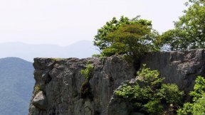 경주 오봉산 정상 마당바위서 사진 찍다…60대 추락사