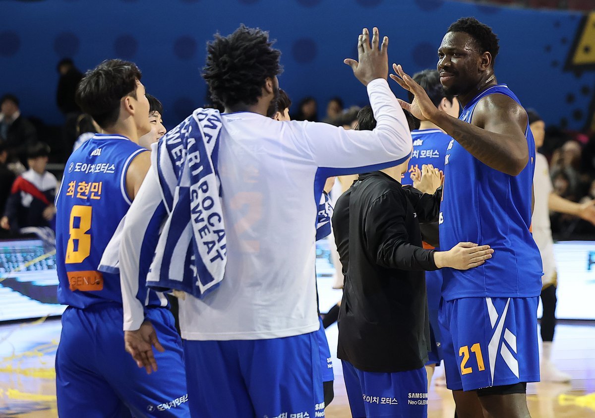 9일 오후 서울 송파구 잠실 실내체육관에서 열린 KCC 프로농구 2024-2025 KBL 서울 삼성과 창원 LG의 경기, 92대88로 승리한 서울 삼성 코피 코번과 마커스 데릭슨이 기쁨을 나누고 있다. 2025.1.9 뉴스1