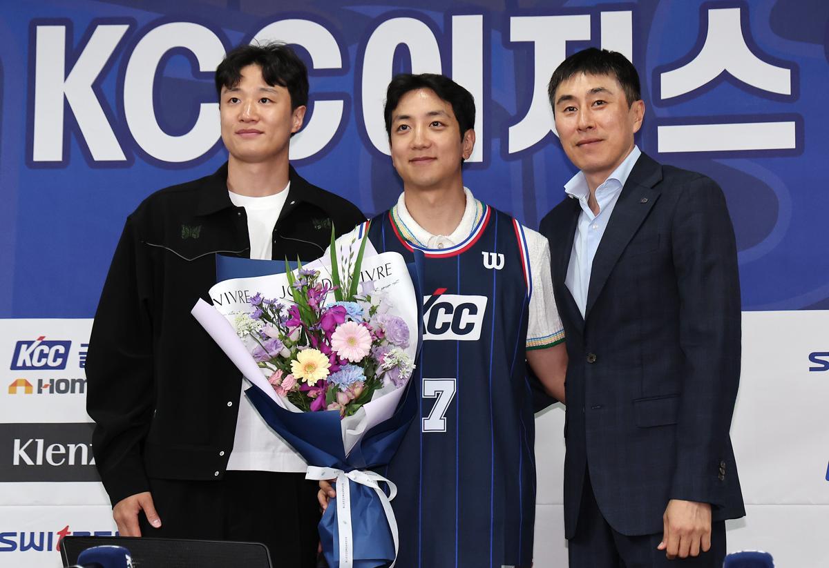 프로농구 KCC의 유니폼을 입은 허훈(가운데)이 29일 서울 강남구 한국농구연맹(KBL)센터에서 열린 KCC 입단식에서 한솥밥을 먹게 된 형 허웅(왼쪽), 이상민 감독과 기념촬영을 하고 있다. 허웅 허훈 형제는 연세대 시절 이후 11년 만이자, 프로에선 처음으로 같은 팀에서 뛰게 됐다. 뉴스1