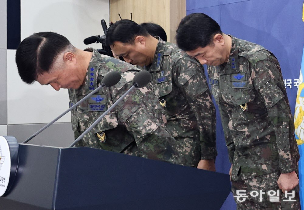 이영수 공군참모총장(앞줄)이 3월 10일 서울 용산구 국방부 브리핑실에서 3월 6일 발생한 공군 전투기 오폭 사고와 관련해 고개 숙여 사과하고 있다. 양회성 기자 yohan@donga.com