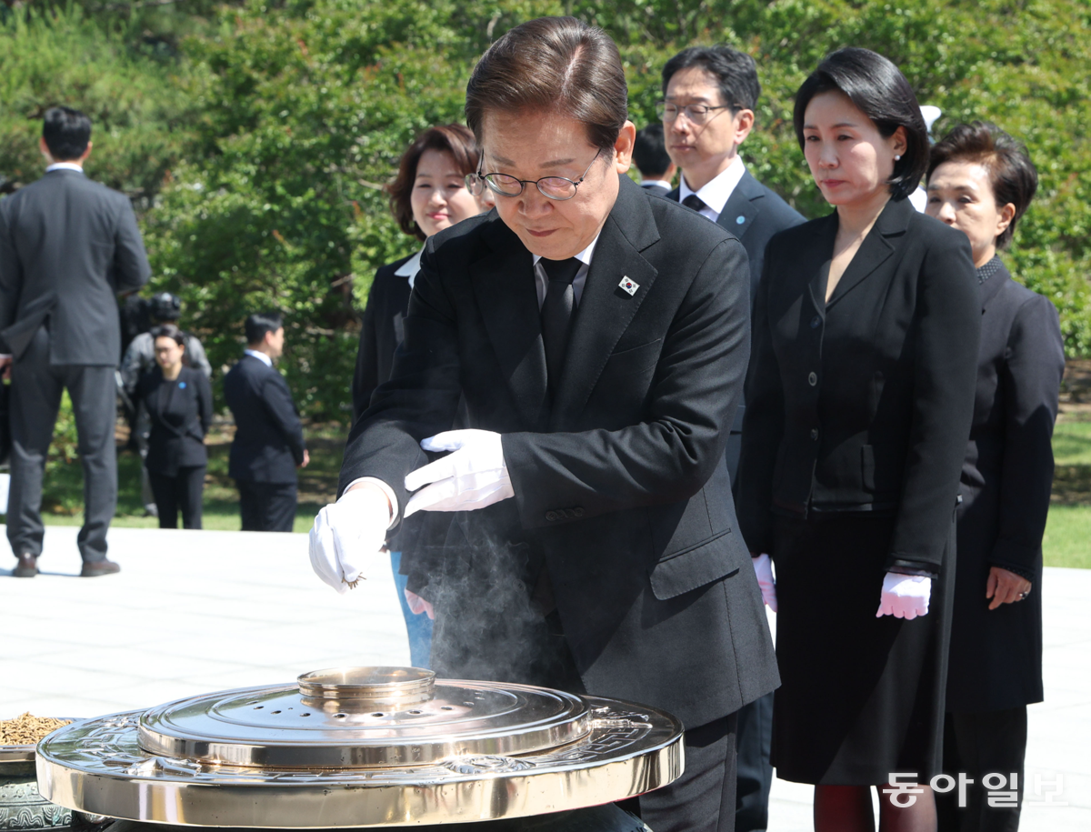 이재명 대통령이 4일 서울 동작구 국립서울현충원에서 현충탑을 참배하며 분향하고 있다. 대통령실사진기자단 송은석 기자 silverstone@donga.com