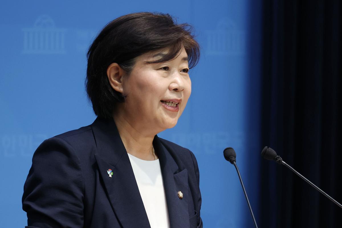 더불어민주당 차기 원내대표 선거에 나서는 서영교 의원이 8일 오전 서울 여의도 국회 소통관에서 현안 관련 기자회견을 하고 있다. 2025.6.8/뉴스1