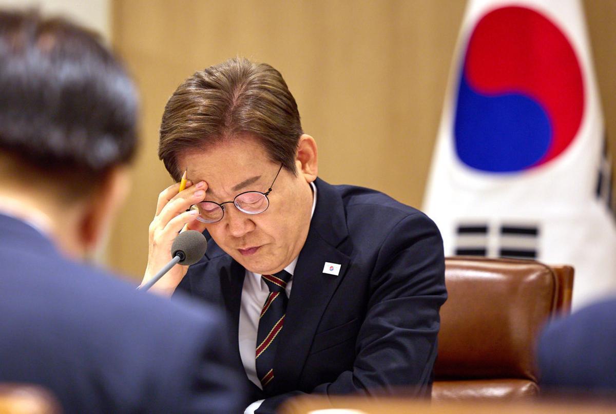 이재명 대통령이 9일 서울 용산구 대통령실 청사에서 열린 비상경제점검 TF 2차 회의에서 생각에 잠겨 있다. (대통령실 제공) 2025.6.9