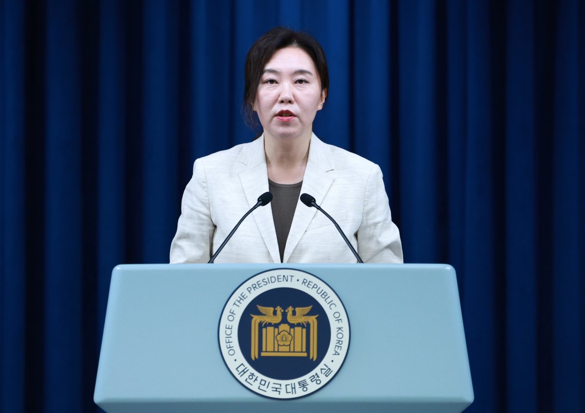 강유정 대변인이 10일 서울 용산구 대통령실 브리핑룸에서 국민추천제 관련 브리핑을 하고 있다. 뉴시스