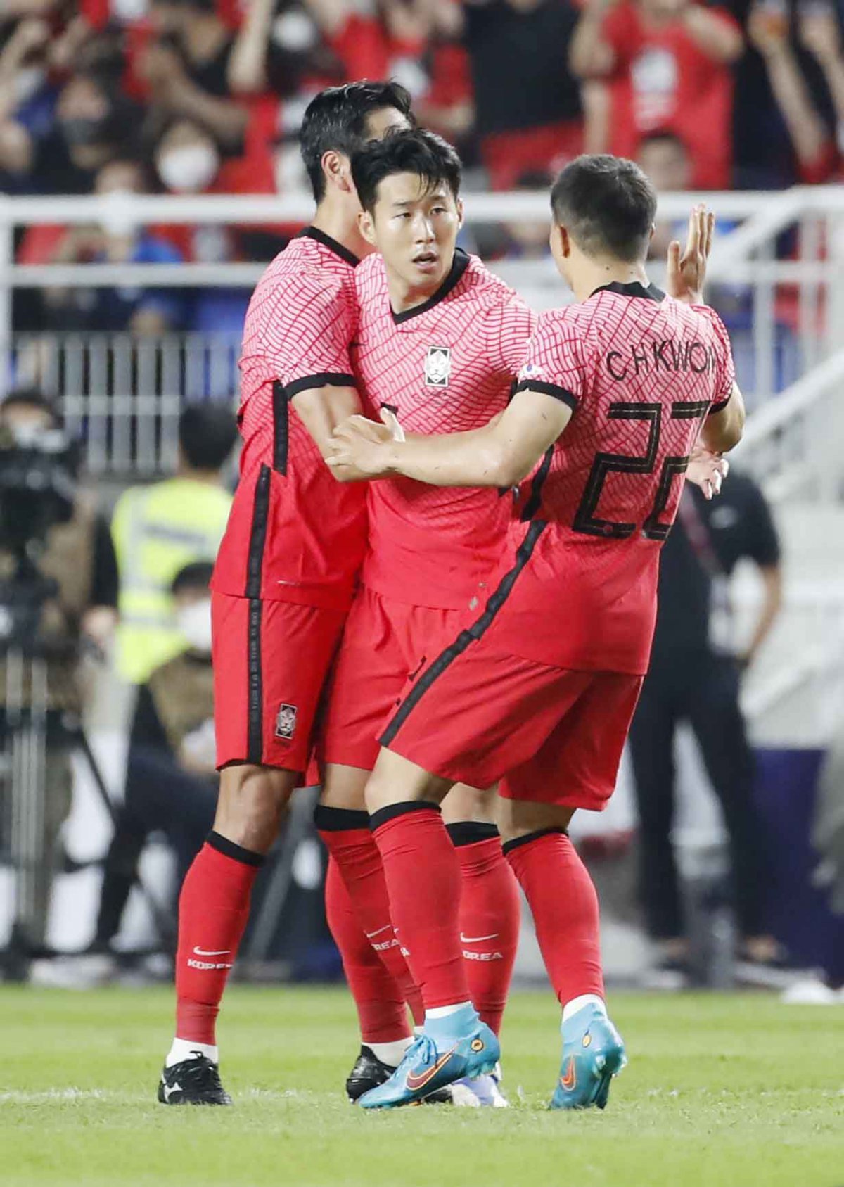 10일 오후 경기 수원시 수원월드컵경기장에서 열린 하나은행 초청 축구 국가대표팀 평가전 대한민국과 파라과이 경기, 대한민국 손흥민이 프리킥에서 득점에 성공한 뒤 동료들과 기뻐하고 있다. 2022.06.10. 수원=뉴시스